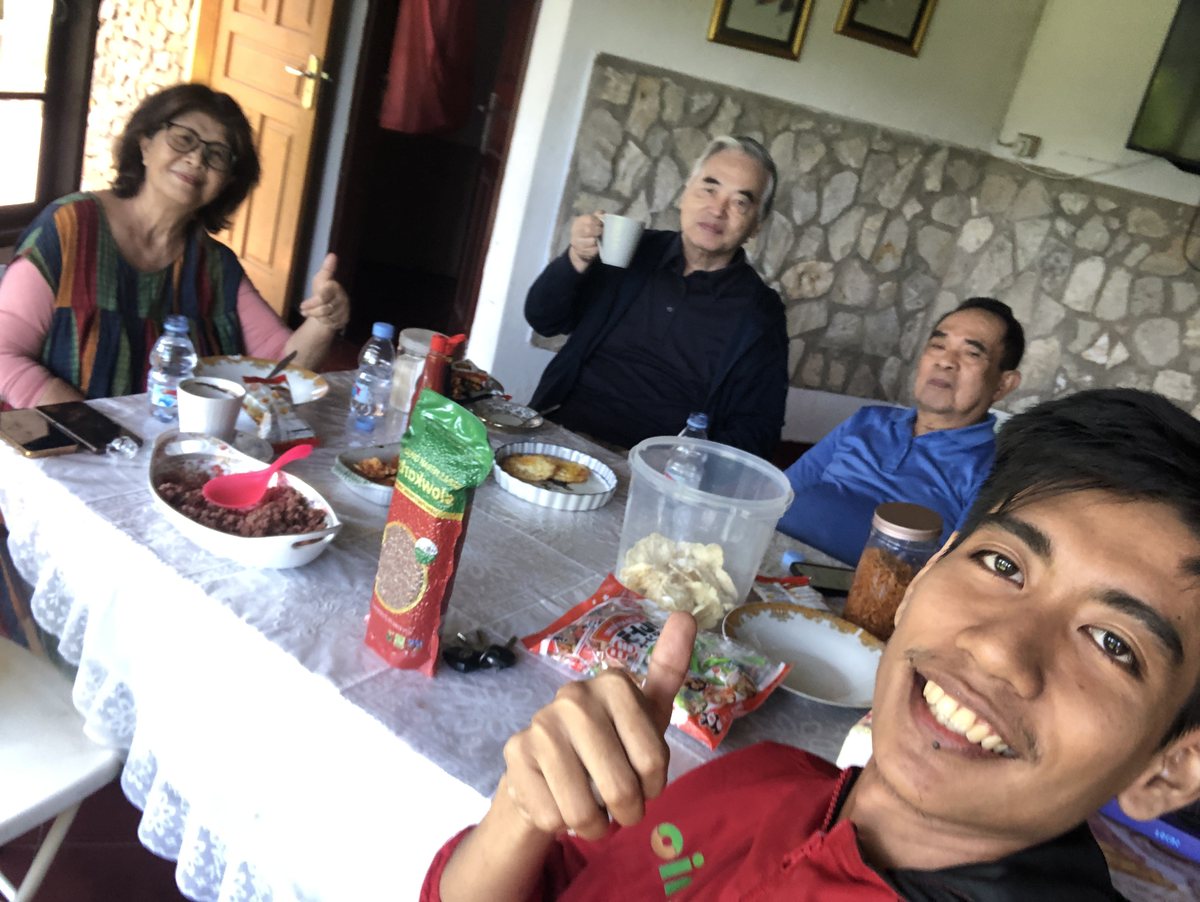 Prof. Dorothea Agnes Rampisela, dr. Shigeru Suganami, dan Prof. dr. A. Husni Tanra menyantap nasi beras merah Tanio bersama founder Tanio, Muh. Ilmi Ikhsan Sabur